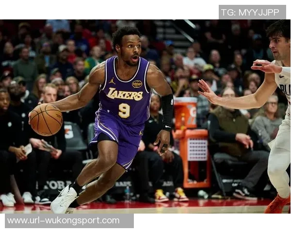 夸梅：布朗尼在主场比赛中表现得如同被车灯照射的迷茫鹿