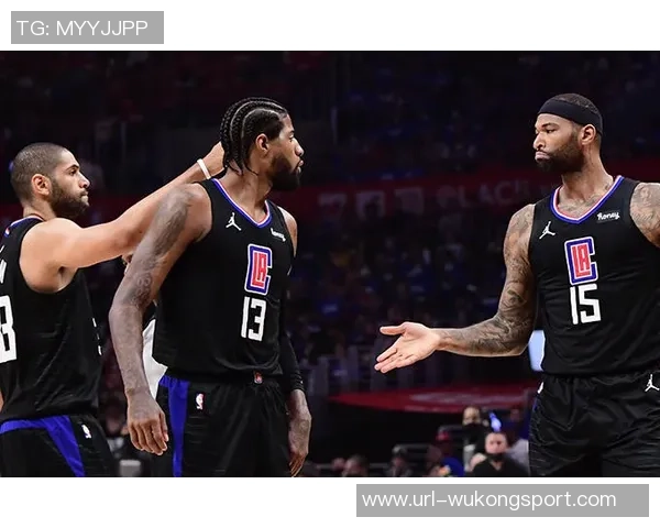 莱昂纳德半场表现抢眼19分钟内高效得分17分助球队争胜 莱昂纳德半场表现抢眼19分钟内高效得分17分助球队争胜