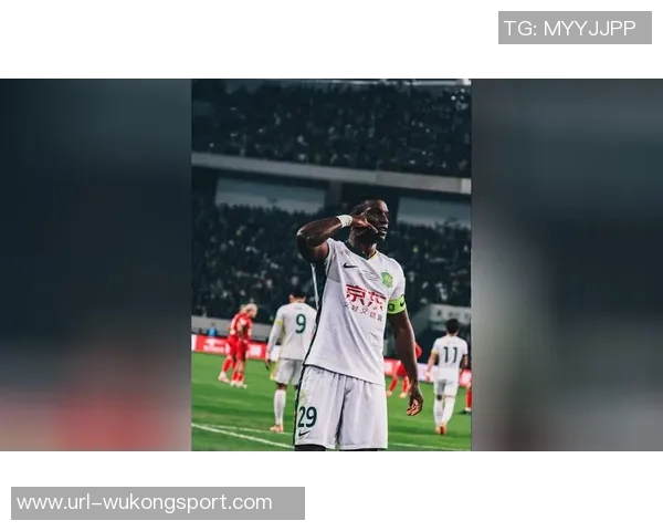 狮象争锋足协杯决赛前夕国安与河南吉祥物亲密互动展现友谊与竞技精神 狮象争锋足协杯决赛前夕国安与河南吉祥物亲密互动展现友谊与竞技精神